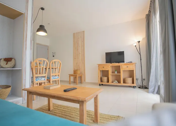 מלון דירות Royal Life 4*